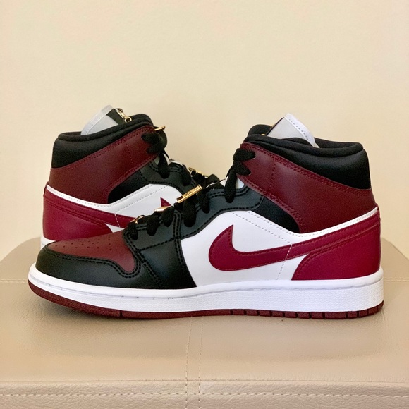 🚫 SOLD on Offer Up 🚫 Air Jordan 1 Mid - Picture 3 of 7